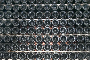 Cellars şarap şişeleri ile