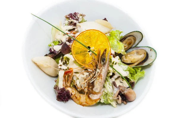 Салат из морепродуктов на белом фоне — стоковое фото