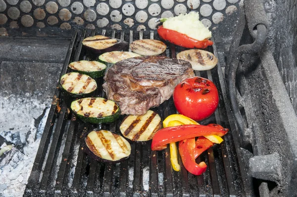 Cozinhar bife e legumes — Fotografia de Stock