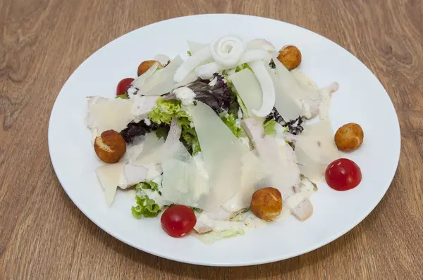 Salada com queijo, carne e legumes — Fotografia de Stock