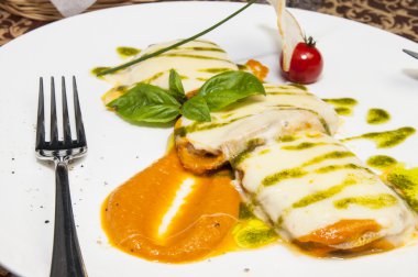 carne al horno con queso en un plato