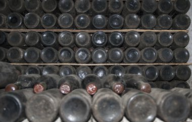 Cellars şarap şişeleri ile
