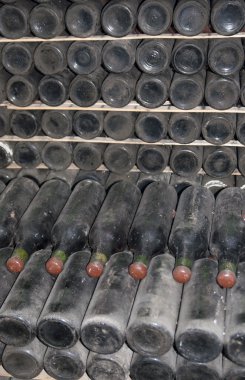 Cellars şarap şişeleri ile