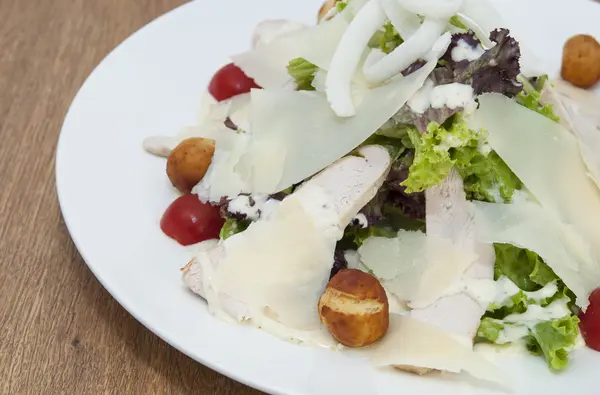 Salada com queijo, carne e legumes — Fotografia de Stock