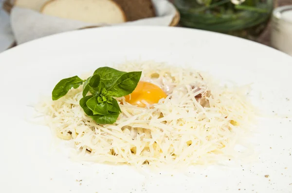 Spaghetti with egg and cheese — Stock Photo, Image