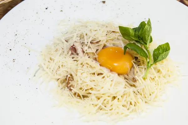 Spaghetti with egg and cheese — Stock Photo, Image