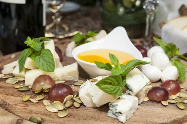 Cheese plate — Stock Photo, Image