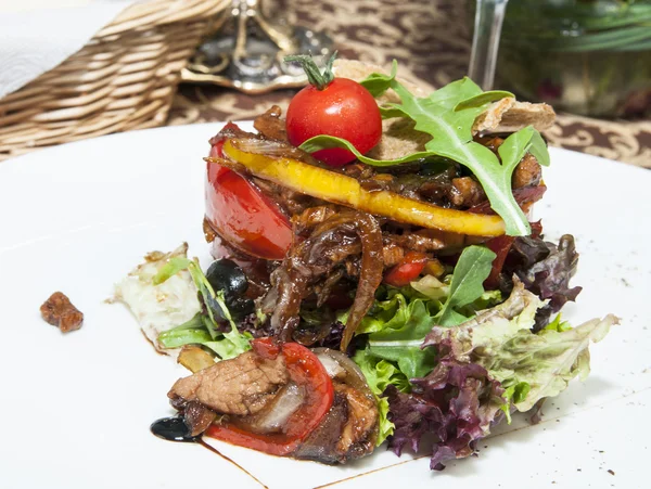 Varm sallad på grönsaker och kött — Stockfoto