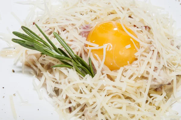 Spaghetti con formaggio e uova — Foto Stock