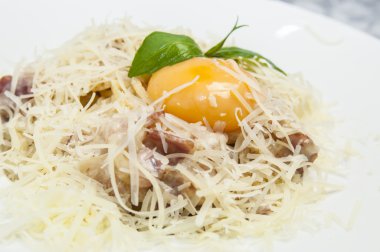 Spagetti ile peynir ve yumurta