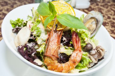 Sebzeli salata ve deniz ürünleri.
