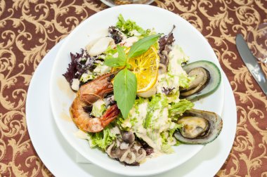 Sebzeli salata ve deniz ürünleri.