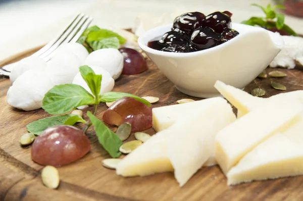 Cheese plate — Stock Photo, Image