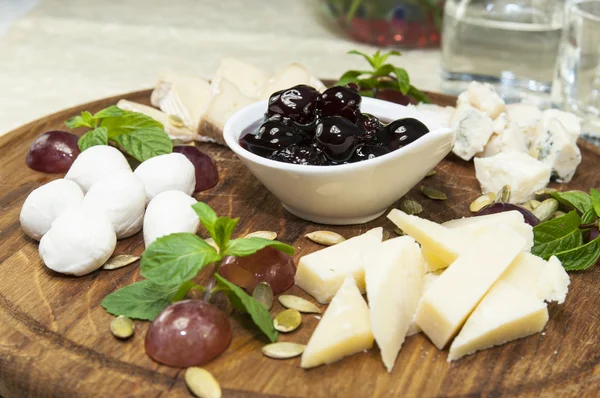 Cheese plate — Stock Photo, Image