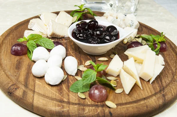 Cheese plate — Stock Photo, Image