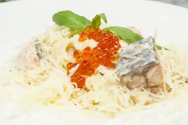 Spaghetti con caviale e frutti di mare — Foto Stock