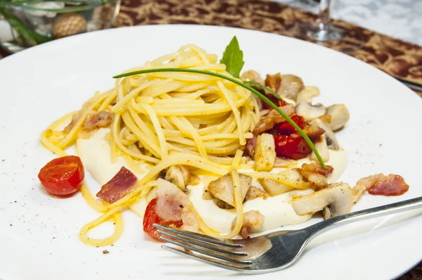 Spaghetti with cheese and meat — Stock Photo, Image