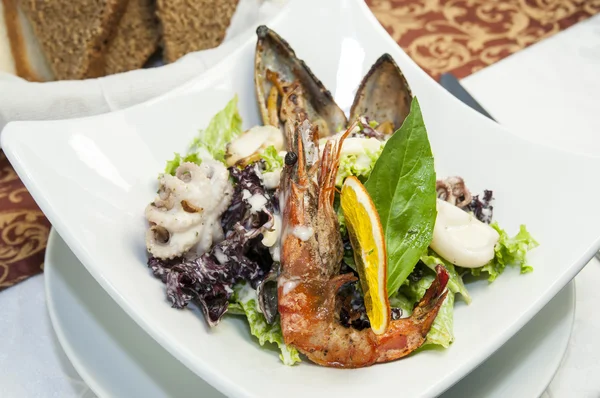 Salat mit Gemüse und Meeresfrüchten — Stockfoto