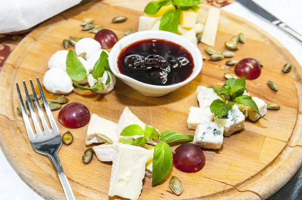 Cheese plate — Stock Photo, Image