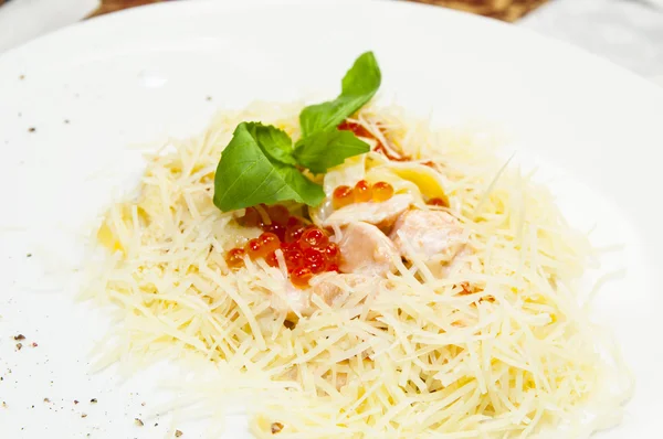 Спагетти с икрой и морепродуктами — стоковое фото