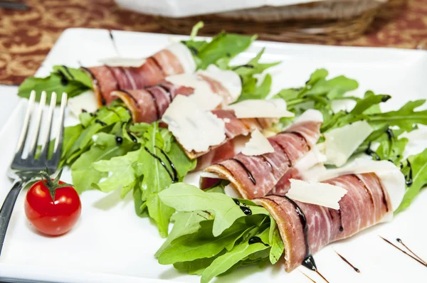 Rouleaux de viande avec viande et légumes verts — Photo