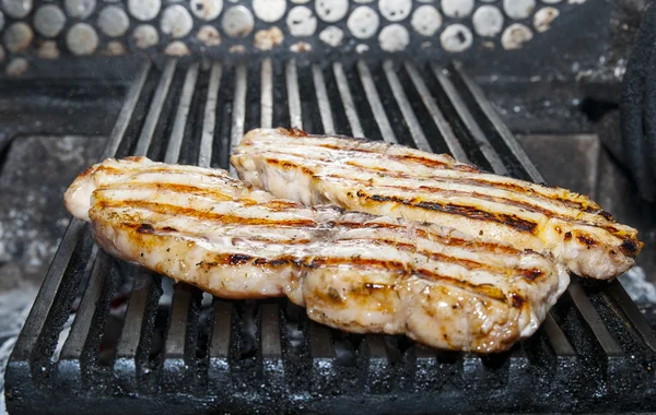 Carne de peixe-gato na grelha — Fotografia de Stock