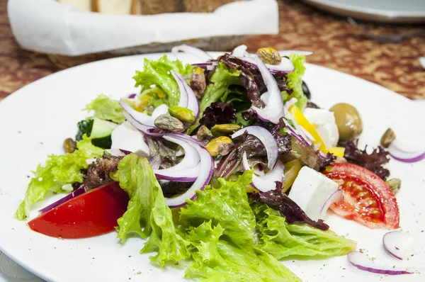 Griechischer Salat auf einem Tisch in einem Restaurant — Stockfoto