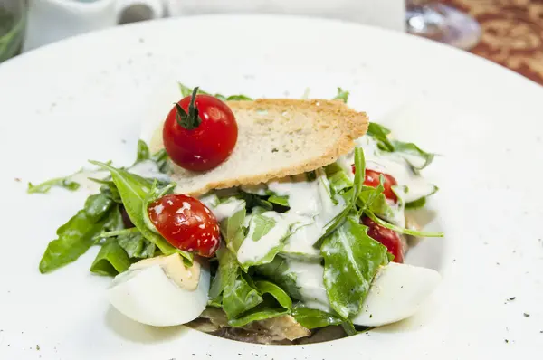 Salada com ovos e legumes — Fotografia de Stock