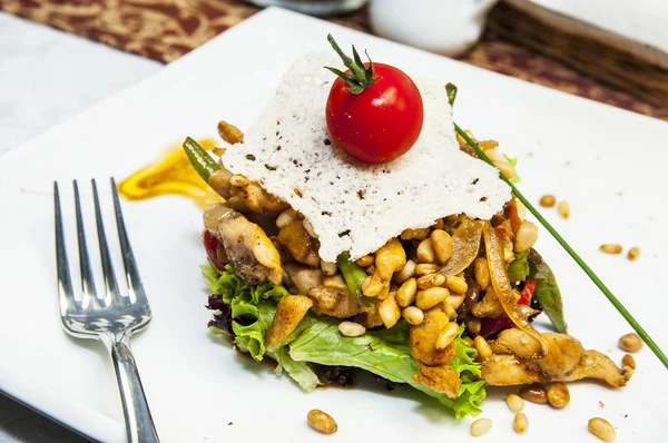 Salat mit Gemüse und Hühnchen — Stockfoto