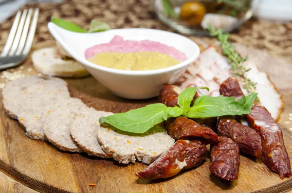Um prato de salsichas e molho de bacon — Fotografia de Stock