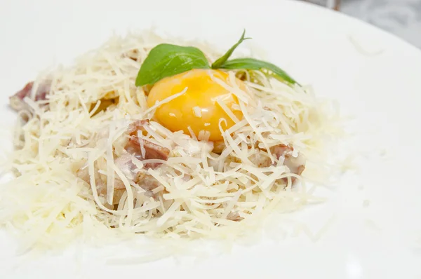 Spaghetti with cheese and egg — Stock Photo, Image