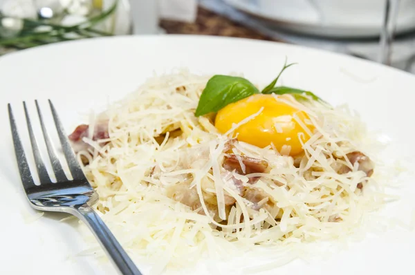 Spaghetti con formaggio e uova — Foto Stock