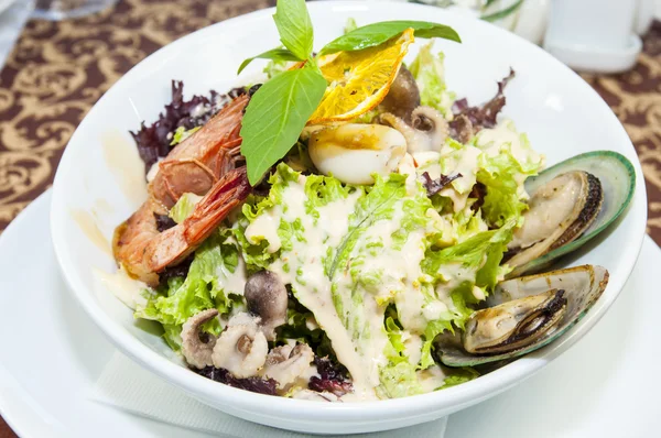 Salade met groenten en zeevruchten — Stockfoto