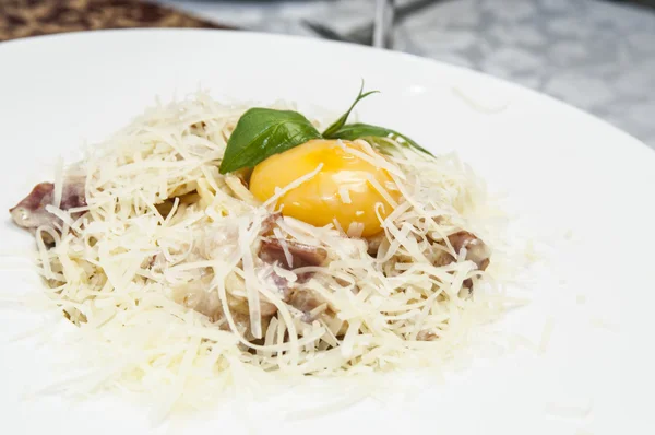 Spaghetti with cheese and egg — Stock Photo, Image