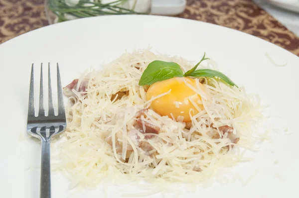 Espaguete com queijo e ovo — Fotografia de Stock