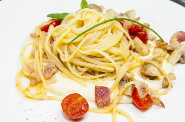 Spaghetti mit Käse und Fleisch — Stockfoto