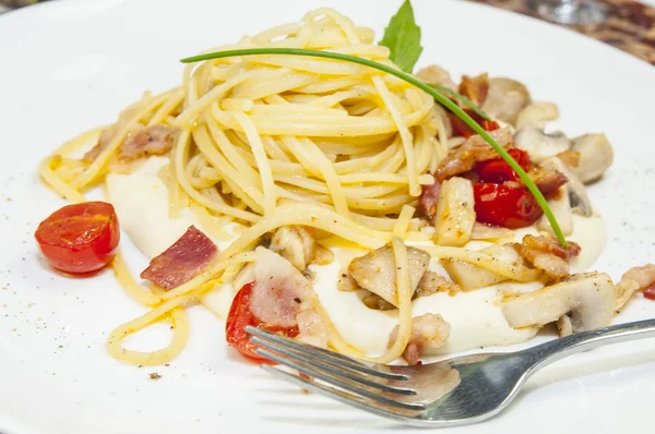 Spaghetti with cheese and meat — Stock Photo, Image