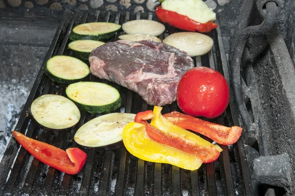 Cooking steak and vegetables — Stock Photo, Image
