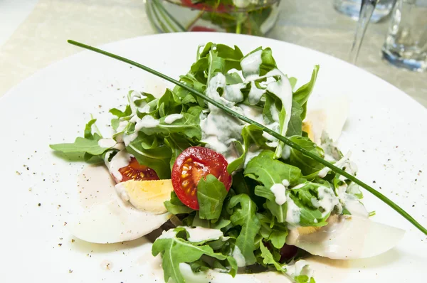 Salat mit Eiern und Gemüse — Stockfoto