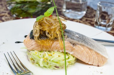 Fırında somon filetosu.