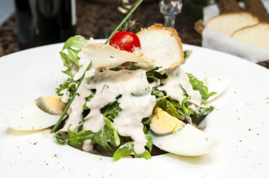 Yumurtalı ve sebzeli salata