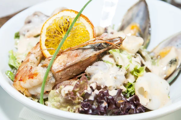 Salada com legumes e frutos do mar — Fotografia de Stock