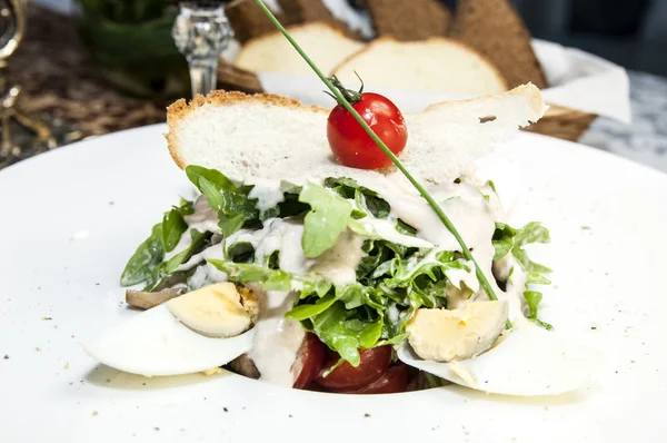 Sallad med ägg och grönsaker — Stockfoto