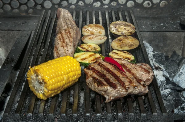 Cooking steak and vegetables on the grill — Stock Photo, Image