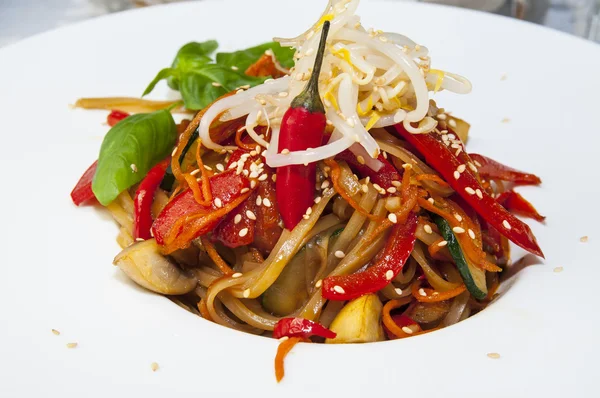 Rice spaghetti with vegetables — Stock Photo, Image