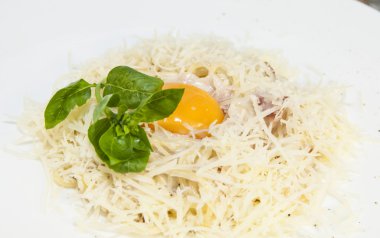 Spagetti ile peynir ve yumurta