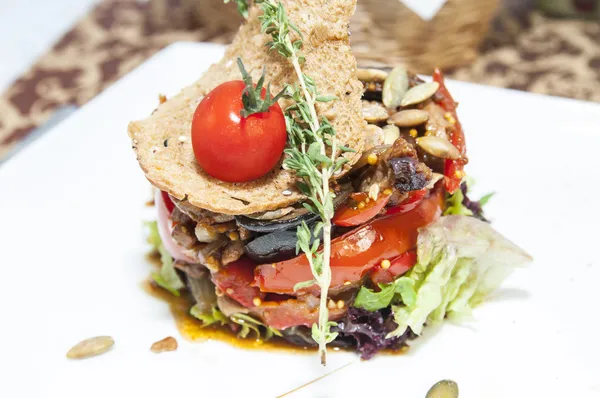 Salada quente de verduras e carne — Fotografia de Stock