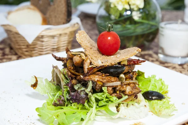 Salat mit Gemüse und Hühnchen — Stockfoto