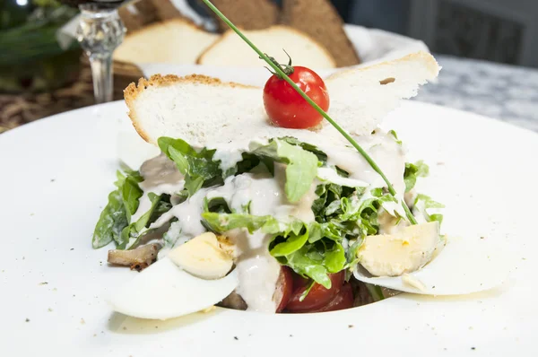 Salada com ovos e legumes — Fotografia de Stock