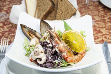 Sebzeli salata ve deniz ürünleri.